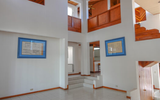 Se Vende casa Espectacular en la Sabana DE USO DE SUELO MIXTO