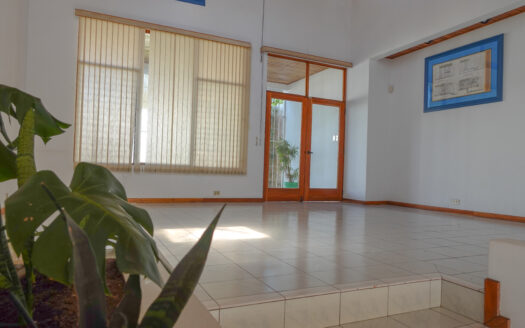 Se Vende casa Espectacular en la Sabana DE USO DE SUELO MIXTO