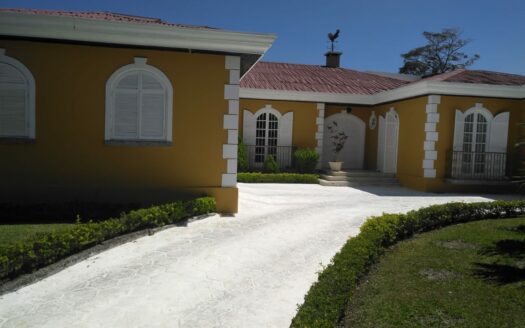 BTC Accepted –  Casa con Piscina en Alto las Palomas Escazú