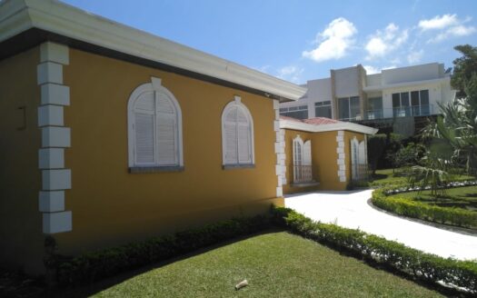 BTC Accepted –  Casa con Piscina en Alto las Palomas Escazú