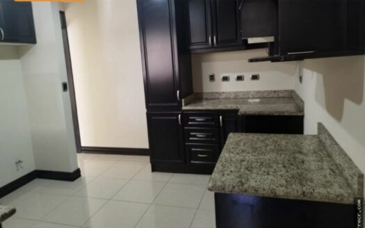 Se vende casa de dos plantas en Guayabos, Curridabat