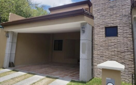 Se vende casa de dos plantas en Guayabos, Curridabat